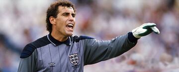 En el partido por el tercer puesto entre Italia e Inglaterra en el Mundial de Italia 90, Shilton atajó en dicho encuentro a los 40 años de edad.