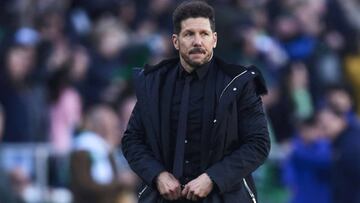 Simeone, en el banquillo del Villamarín en el Betis-Atlético.