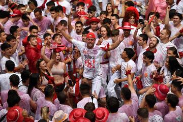 Los San Fermines vuelven tras dos años de parón debido a la pandemia. El exjugador de fútbol Juan Carlos Unzué prenderá la mecha del cohete inaugural. “Bienvenidos a las fiestas más grandes del mundo" ha sido el mensaje de la ciudad.