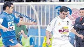 <b>IGUALDAD. </b>Kikillo se lanza a por un balón controlado por Wilde.