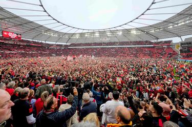 Los aficionados del Bayer Leverkusen invadieron en masa el césped del BayArena tas finalizar el encuentro y celebrar el primer título en la Bundesliga de su equipo.