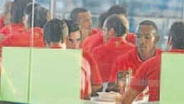 <b>COGIENDO FUERZAS. </b>La plantilla cenó en el aeropuerto antes del viaje.