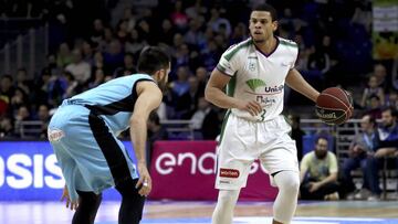 GRAF4865. MADRID, 04/03/2018.- El base norteamericano del Unicaja Ray McCullum con el bal&oacute;n durante el partido de la vig&eacute;simo primera jornada de Liga que disputan frente al Estudiantes en el WiZink Center de Madrid. EFE/BALLESTEROS