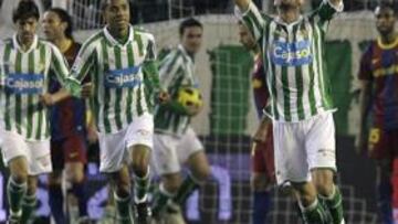 <b>GOLEADOR. </b>Arzu brindó el gol al cielo, después de conseguir el 3-1 en el Benito Villamarín.