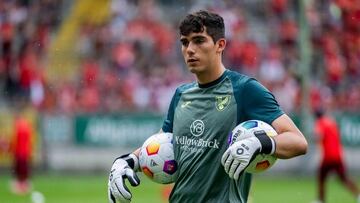 Dos tapadones y dos errores groseros: el contraste de Vicente Reyes en Norwich