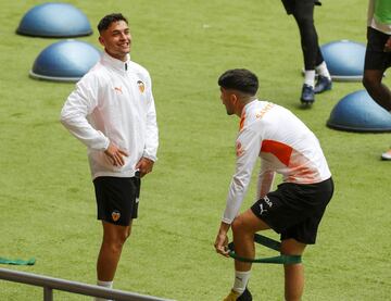 Entrenamiento del Valencia. Hugo Duro y Carlos Soler.