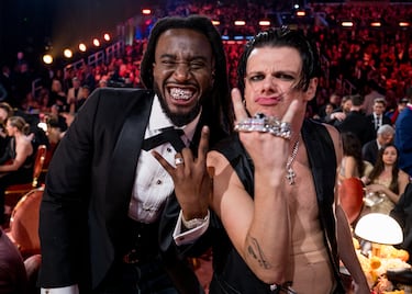 Shaboozey y YUNGBLUD 
durante la gala de los Premios Grammy 2026 celebrados en el Crypto.com Arena de Los Ángeles.