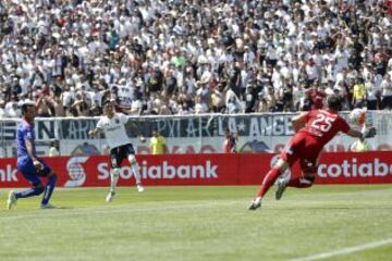 El jugador de Colo Colo Martin Rodriguez, izquierda, marca su gol contra Universidad de Chile durante el partido de primera division disputado en el estadio Monumental de Santiago, Chile.