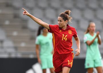 Vicky Losada celebrando después de anotar el 1-0 para España. 