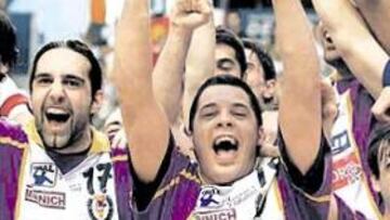 <b>RADIANTES. </b>Chema Rodríguez celebra con el trofeo en sus manos el triunfo en la Copa del Rey, disputada en Almería ante el Ciudad Real.
