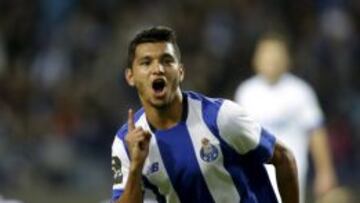 Jesús Manuel Corona festejando el gol