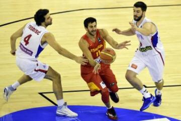 Ricky Rubio entre Stefan Markovic y Milos Teodosic.