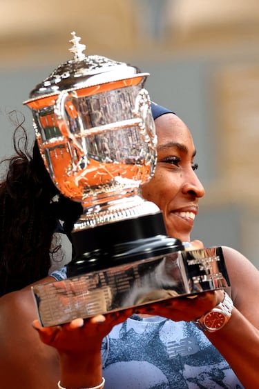 Coco Gauff sostiene el trofeo. 
