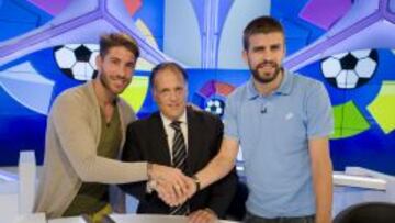 Ramos y Piqué estrechan la mano con el presidente de la Liga, Javier Tebas.