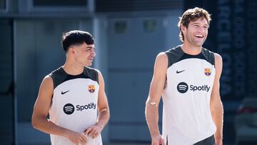 Pedri y Marcos Alonso, en el primer entrenamiento del Barcelona.