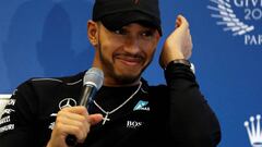 Lewis Hamilton recibe el trofeo de campeón en Versalles