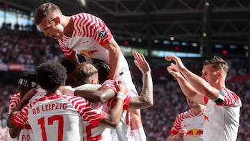 Leipzig (Germany), 27/04/2024.- Leipzig's players celebrate the 2-1 goal during the German Bundesliga soccer match between RB Leipzig and Borussia Dortmund in Leipzig, Germany, 27 April 2024. (Alemania, Rusia) EFE/EPA/MARTIN DIVISEK CONDITIONS - ATTENTION: The DFL regulations prohibit any use of photographs as image sequences and/or quasi-video.
