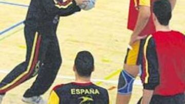 <b>REPASO. </b>Pastor recordó a sus jugadores los sistemas de España.