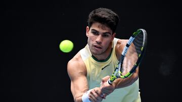 Melbourne (Australia), 20/01/2024.- Carlos Alcaraz of Spain in action during his 3rd round match against Juncheng Shang of China on Day 7 of the 2024 Australian Open at Melbourne Park in Melbourne, Australia, 20 January 2024. (Tenis, España) EFE/EPA/JOEL CARRETT AUSTRALIA AND NEW ZEALAND OUT
