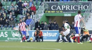 Pase de Arda Turan y gol de Raúl Gimenez. 0-1.