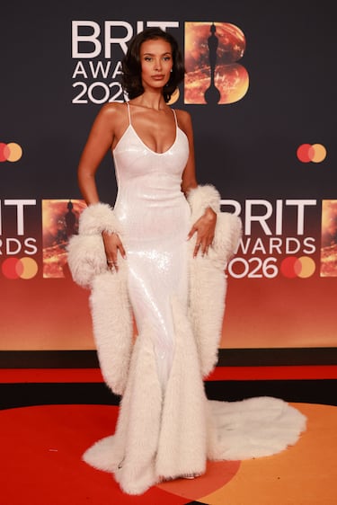 Maya Jama posa en la alfombra roja. 