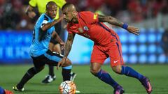 Chile&#039;s midfielder Arturo Vidal (R) drives the ball past Uruguay&#039;s Carlos Sanchez during their 2018 FIFA World Cup qualifier football match in Santiago, on November 15, 2016. / AFP PHOTO / Martin BERNETTI