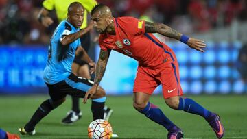 Chile's midfielder Arturo Vidal (R) drives the ball past Uruguay's Carlos Sanchez during their 2018 FIFA World Cup qualifier football match in Santiago, on November 15, 2016. / AFP PHOTO / Martin BERNETTI
