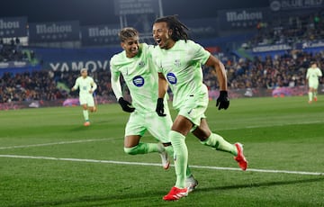 0-1. Jules Kound celebra el primer tanto de su equipo con Lamine Yamal.