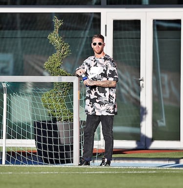 Sergio Ramos celebra su 40º cumpleaños convertido en un icono más allá del terreno de juego. El defensa sevillano, que ha marcado estilo durante dos décadas de carrera, acumula algunos de los looks más virales y comentados del panorama deportivo y mediático.
