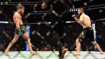 Conor McGregor y Khabib Nurmagomedov durante su combate en el UFC 229.