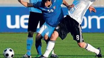 <b>REFUERZO DE LUJO. </b>Forestieri, en un partido de la selección italiana sub-20 contra Alemania.