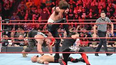 Seth Rollins y Braun Strowman golpean a Luke Gallows y Karl Anderson durante Raw.