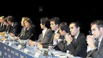 <b>SERIEDAD. </b>La junta directiva, en el momento de escuchar el discurso de Miguel Fuentes.