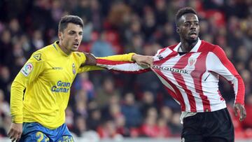 GRAF8397. Bilbao, 09/02/2018.- El delantero del Athletic de Bilbao, Iñaki Williams (d) y el defensa de la UD Las Palmas, Ximo Navarro, durante el encuentro correspondiente a la vigésimo tercera jornada de primera división que disputan