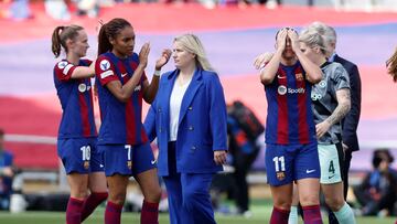 Alexia Putellas y el resto de sus compañeras, desoladas tras perder ante el Chelsea.