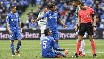 Markel Bergara en el suelo tras lesionarse en el partido que el Getafe jugaba con el Eibar.