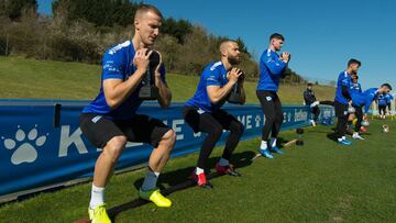 Entrenamiento del Alav&eacute;s, con Burke en primer plano.