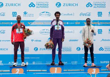 Podio masculino del Medio Maratón Valencia Trinidad Alfonso encabezado por Yomif Kejelcha.