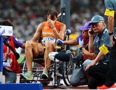 El atletita español nacido en Burgos, tras golpearse la rodilla con uno de los obstáculos, se ha visto obligado a abandonar el Mundial de atletismo celebrado en Tokio. Después de intentarlo se ha tirado al suelo entre gestos de mucho dolor. Ha tenido que abandonar la pista en silla de ruedas. El peor final posible para el español.