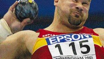 <b>UN COLOSO.</B> Manolo Martínez, ganando el título mundial en sala.