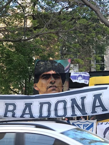 Aficionados acompañaron a Maradona mientras era operado