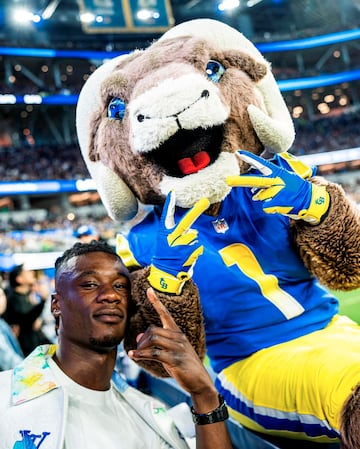 Camavinga posa con la mascota de Los Angeles Rams.