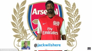 Los fans del Arsenal recuerdan cuando Snoop Dogg posó con su playera durante una gira promocional.