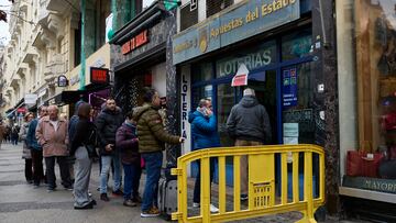 Varias personas hacen cola para comprar lotería para el Sorteo Extraordinario del Niño en la administración de lotería 'Don Julián', a 4 de enero de 2025, en Madrid (España). El Sorteo Extraordinario del Niño celebra su 82ª edición coincidiendo con el día de los Reyes Magos, el próximo 6 de enero. La lotería del Niño reparte hasta 700 millones de euros en premios, con un primer premio de 2.000.000 de euros a la serie. A pesar de que en este sorteo tocan más premios que en la Lotería de Navidad, la cantidad de estos es menor.
04 ENERO 2025;SORTEO;LOTERÍA;DÉCIMOS;COMPRA;RECURSOS;ADMINISTRACIÓN;DINERO;EUROS
Jesús Hellín / Europa Press
04/01/2025