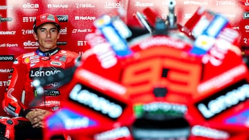 Marc Márquez en el box oficial Ducati.