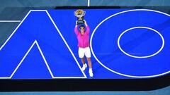 Rafa Nadal posa con el trofeo que le acredita como ganador del Open de Australia.