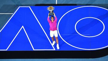 Rafa Nadal posa con el trofeo que le acredita como ganador del Open de Australia.