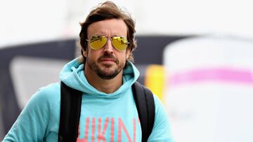 Fernando Alonso camina por el paddock del Circuito de Montmel&oacute;, escenario del GP de Espa&ntilde;a que forma parte del Mundial de F&oacute;rmula 1.