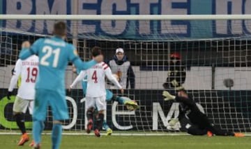 2-1. Hulk marcó el segundo gol tras un error del cancerbero sevillista, Beto.