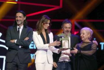 Parte del elenco de El Ministerio del Tiempo acudi¨® a los Premios Ondas para recoger el galard¨®n a Mejor serie espa?ola.